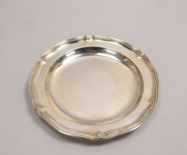 Wilkens, Serviertablett, 800 Silber, mit Dresdner Barockrand; Ø 33 cm, Gew. 788 g