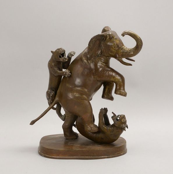 Bronze, 'Elefant von 2 Tigern bedrängt' - Figuren teils gesteckt, unsign., auf Sockel