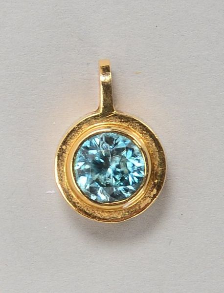 Anh., 585 GG-Fassung, besetzt mit fac. Blautopas im Rundschliff; Ø 9,5 mm, Gew. 1,60 g