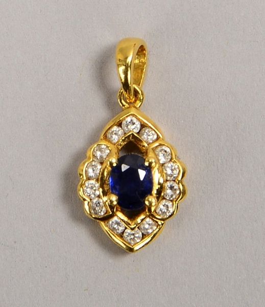 Anh., 750 GG (gest.), mit ovalem Saphir, Stein mit einer Entourage aus Diamanten; Gewicht 1,60 g