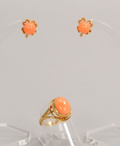 Schmuckset, 585 WG (gest.), mit Korallenbesatz: Ring, RG 54, und Paar Ohrstecker