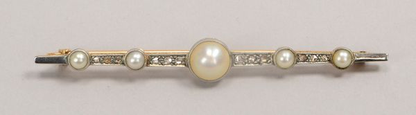Brosche (Art déco), 585 GG/WG (gest.), mit 5x Perlen und 12x Diamantrosen; Gew. 4,95 g