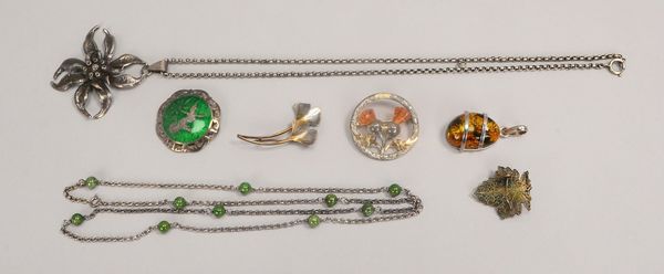Silberschmuck, teils mit Bernsteinbesatz: je 2x Ketten, 2x Anh., 4x Broschen; Gew. zus. 105 g
