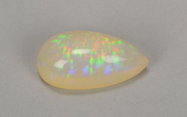 Loser Opal/ca. 28,25 ct, im Tropfenschliff, Farbe von schöner Leuchtkraft