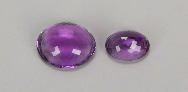 2 lose Amethyste/zusammen ca. 75,20 ct, facettierte Steine im Ovalschliff