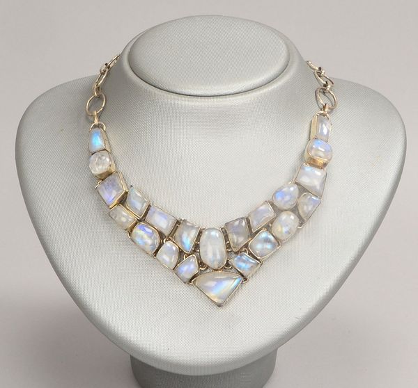Silbercollier, mit Mondstein in untersch. Cabochons; Länge Collier bis 38 cm