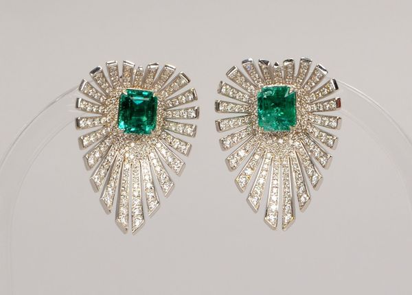 Paar Ohrstecker, 750 WG (gest.), mit Smaragd/zus. ca. 3,25 ct, und Brill./zus. ca. 2,28 ct