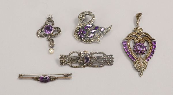 Silberschmuck, Art déco-Ausf., mit Amethyst/Markas.: 3x Broschen, 2x Anh.
