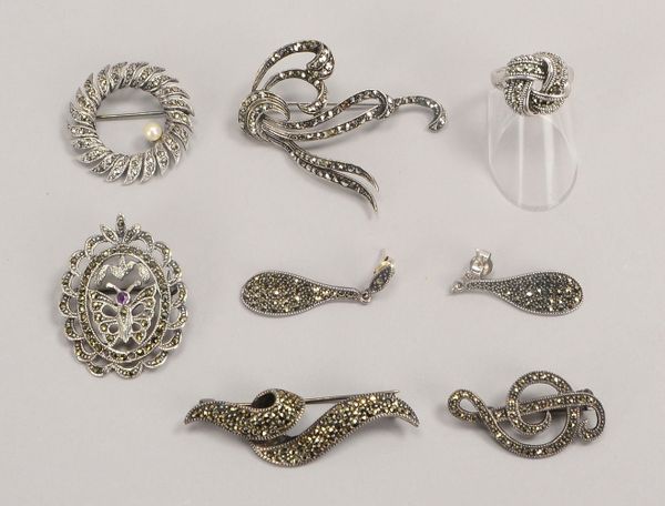 Silberschmuck, Art déco-Ausf./Markasiten: 5x Broschen, 1 Ring, und Paar Ohrst.