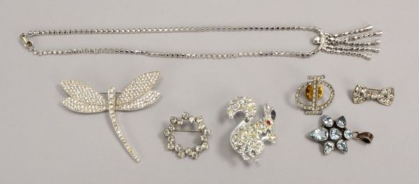 Modeschmuck, versch. Ausf./teils mit Strassbesatz: Collier, Anh. und 5x Broschen