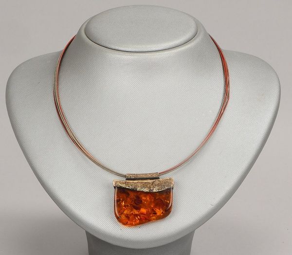 Collier, Silber, mehrsträngig, mit Bernstein-Anhänger; Länge 40 cm