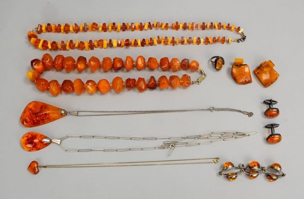 Bernsteinschmuck: 5x Halsketten, Armband, Ring, 2x Manschettenkn.; Gew. 200 g