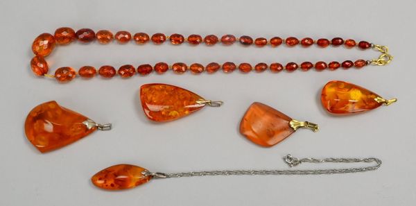 Kl. Bernsteinschmuck-Konvolut: Halskette und 5x Anh./davon 1x an Silberkette