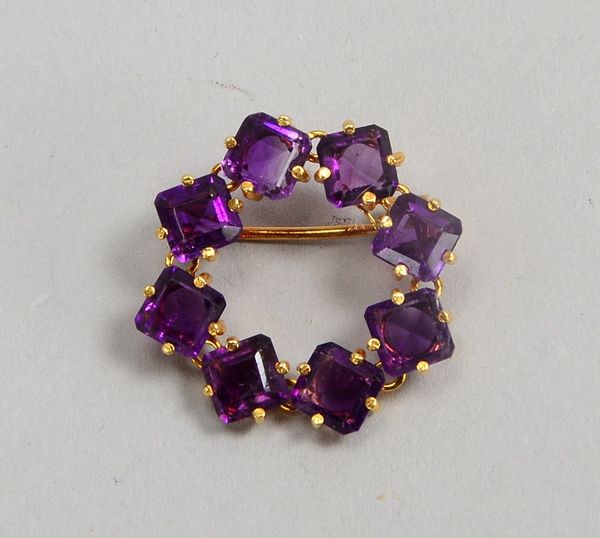 Brosche, 750 RG (gest.), runde Form, mit Amethystbesatz im Carréschliff; Gew. 2,90 g