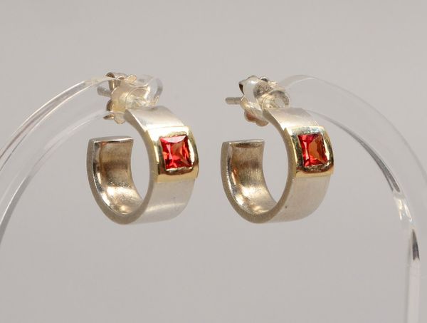 Paar Creolen, 925 Sterlingsilber, jeweils besetzt mit einzelnem Saphir; Ø 14 mm, Gew. 7 g