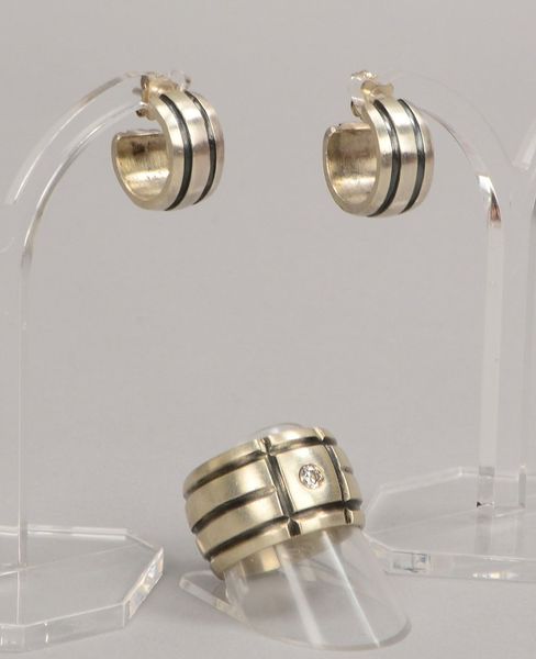 Ring und Paar Creolen, Silber/geschwärzt, profiliert, Ring mit kl. Brill., RG 58, Gew. zus. 26 g