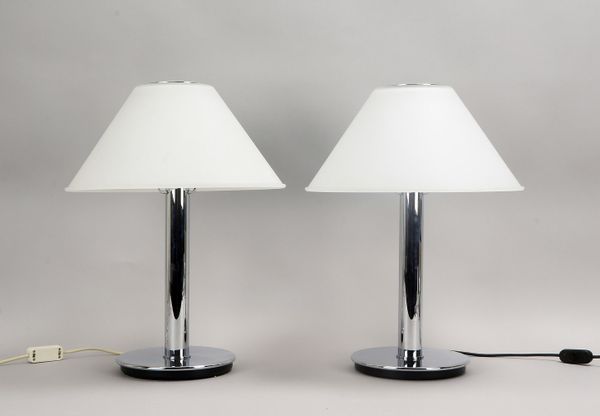 Glashütte Limburg, Paar Lampen, verchr. Korpus/matt. Glasschirm ('E27'), auf Sockel