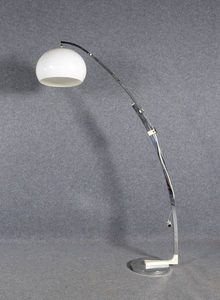 Bogenlampe, verchromtes Metall/Plexiglas, höhenverstellbar; Höhe 150 - max. 190 cm