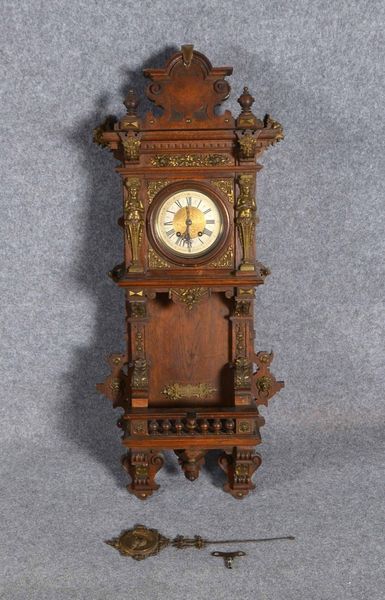 Wanduhr (Gründerzeit), Nussbaum, geschn./mit figürl. Messing-Applikationen