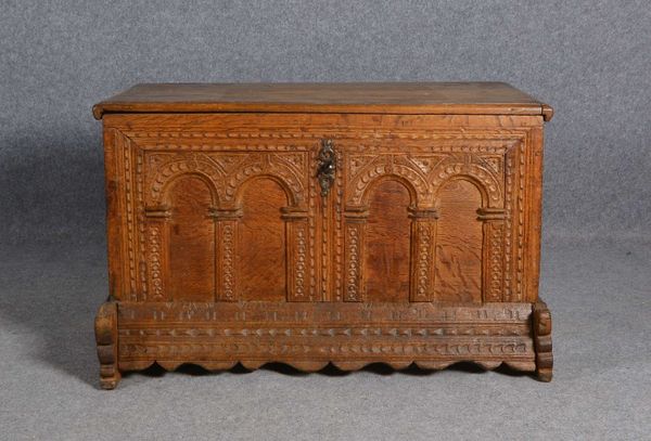 Kl. Flachdeckeltruhe, Eiche, Rundbogen-Schnitzerei, auf Kufenfüßen, mit altem Eisenschloss