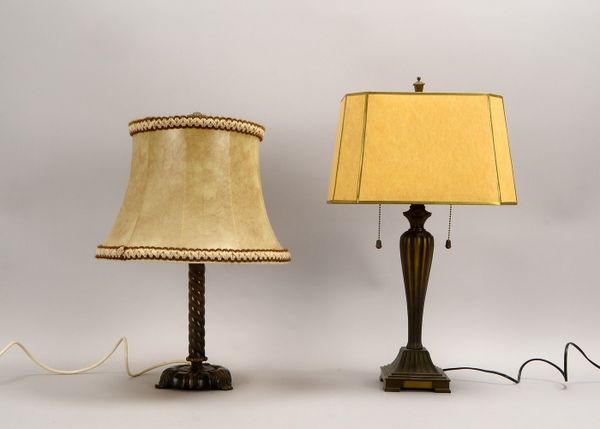 2 Tischlampen, Messing/bronziert, mit Schirm, versch. Ausf./1x Thomas Kinkade