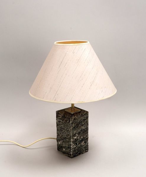 Tischlampe, 1-fl., Granitsockel/teils pol., Schirm grau gespr. Wildseide; Höhe 49 cm