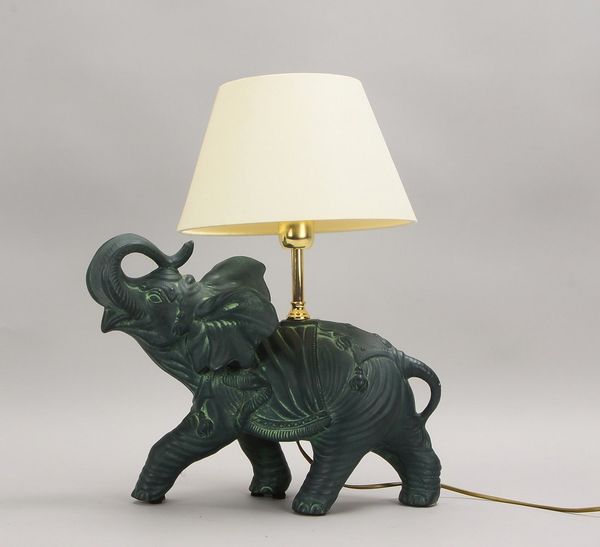 Figürl. Tischlampe, 1-fl., Keramikschaft in Elefantengestalt, mit Schirm; Höhe 48 cm
