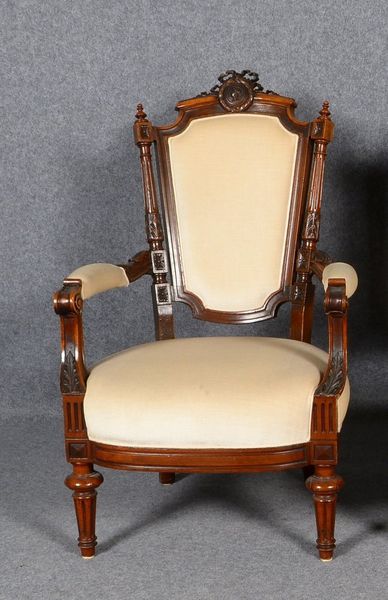 Armlehnsessel, Holz mit Schnitzwerk, kannelierte Beine/Säulen, Samtstoff helles Beige