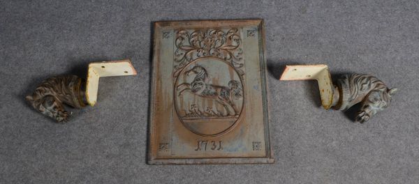 2 Tierbüsten/Wandreliefs, 'Pferdeköpfe'; und antike Ofenplatte, Eisen, mit Pferdemotiv