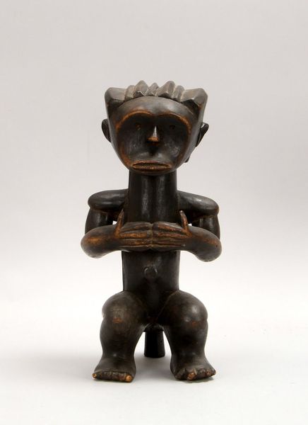 Holzskulptur (Afrika), 'Hockende männliche Figur'; Höhe 30 cm