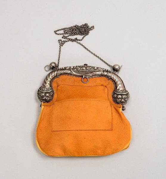 Kl. Abendtasche, braunes Leder, mit Silberbügel/an Silberkette; Höhe 17 cm, Breite 17 cm