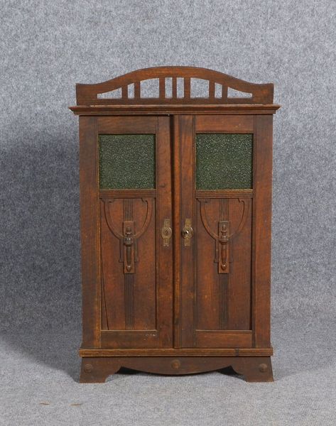 Puppenschrank, Eiche, 2-türig, Jugendstil-Ornamentik, innen 2x Borde/2 Schübe