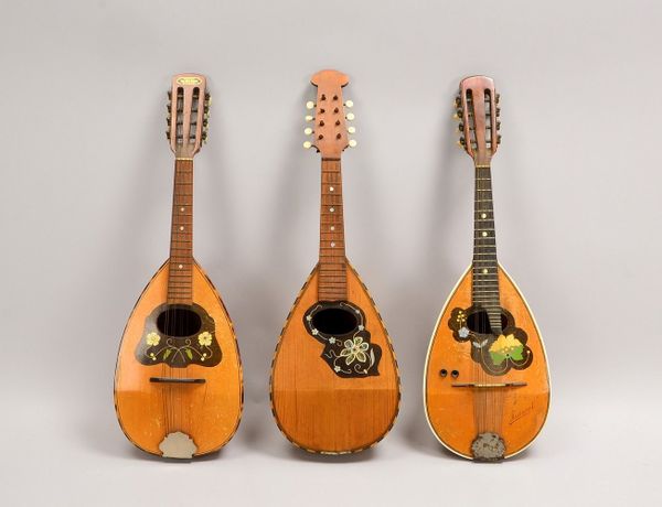3 Mandolinen, Korpus mit Perlmutt-Einlagen - 1x unbespannt; Länge jew. 60 cm