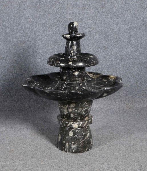 Brunnen, 4-tlg., fossiler schw. Naturstein mit Ammoniten-Einschlüssen, mit Bohrung