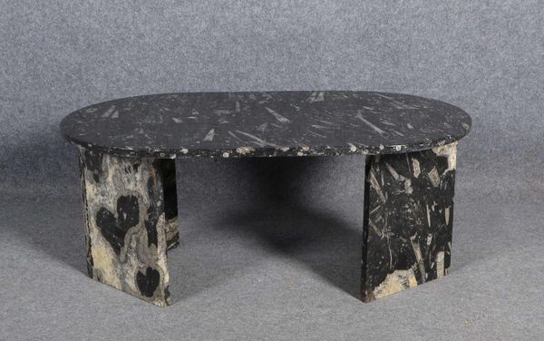 Tisch, 3-tlg., fossiler schw. Naturstein mit Ammoniten-Einschl., mit Muschelschale