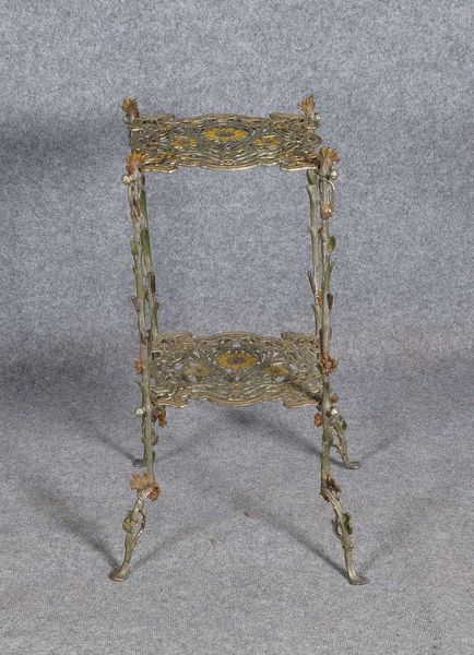 Étagère (Jugendstil), Gusseisen, durchbr./teils farbig gef., unters. gemarkt; Höhe 71 cm