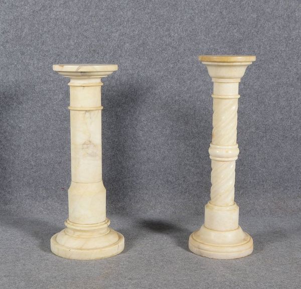 2 Blumensäulen, Marmor/Alabaster, 1x mit Beleuchtungsoption; Höhe 74 cm/77 cm
