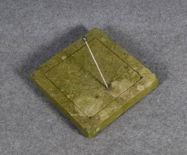 Sonnenuhr, Kalksandstein, mit natürl. Patina - Zeiger wurde ergänzt; Maße 30 x 30 x 7 cm