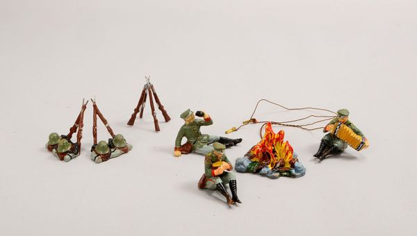 Elastolin-Spielz., 'Lagerfeuerszene', mit 3x Soldatenfig., 8x Gewehren/4x Helmen, u.a.
