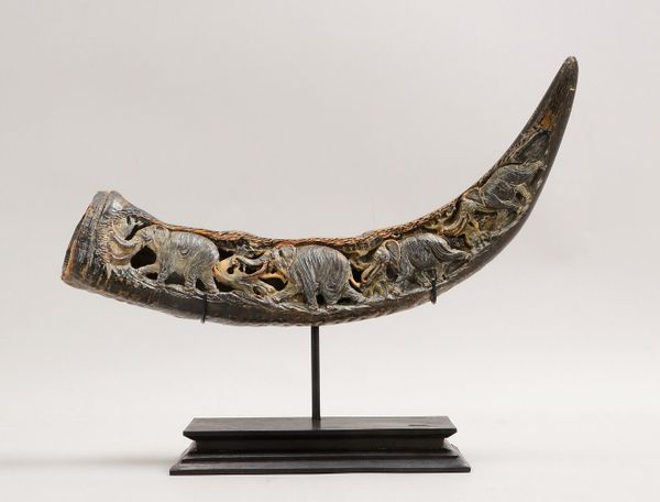Büffelhorn-Schnitzerei, 'Elefantenkarawane', im Ständer; Länge 44 cm