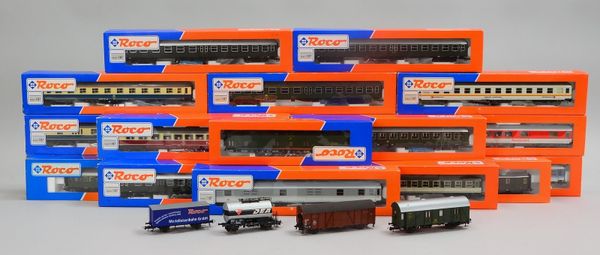 Roco 'H0': 18x 'Personenwagen', 2x 'Postwagen', 4x 'Güterwagen', in OVP