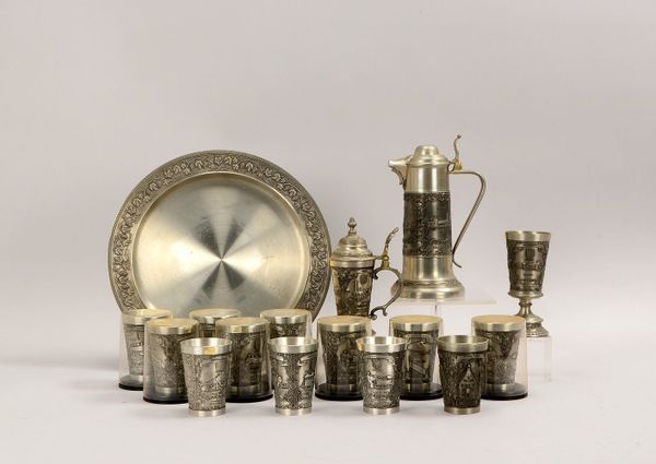Wertzinn Design/Stuttgart, Servierteile, Eisenbahn-Motive: Tablett mit Krug, 14x Becher