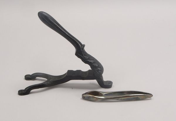 Tischnussknacker, Gusseisen, 3x Löcher/Befest.; und Handnussknacker, vers. (punz. '90/2')
