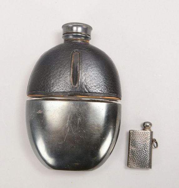 Antiker 'Flachmann' (Engl.), teils Silber gef./teils Lederbez., und kl. Flacon, 800 Silber