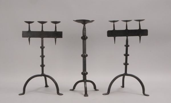 3 Tisch-Kerzenhalter, Eisen: 2x 3-flammig, sowie 1x 1-flammig; Höhe ca. 42 cm