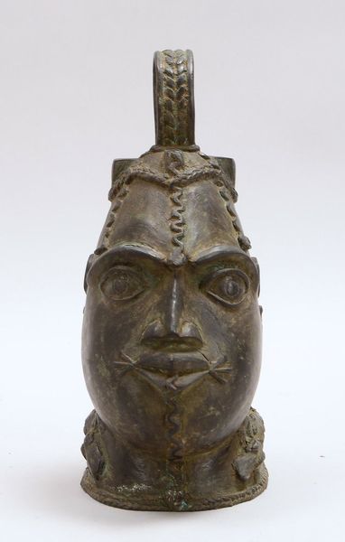 Bronze-Kopf, 'Kopf eines Kriegers', mit figürl. Appl. ('Krokodil') und oberer Handhabe