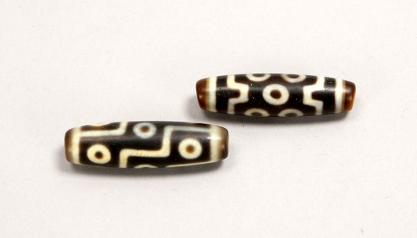 2 Anhänger (Tibet), Achat, jeweils mit 'Augen' (7-fach/9-fach); Länge 4,2 cm