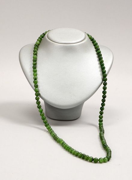 Halskette (China), mit Nephritbesatz, Steine im Perlenschliff; Länge 86 cm