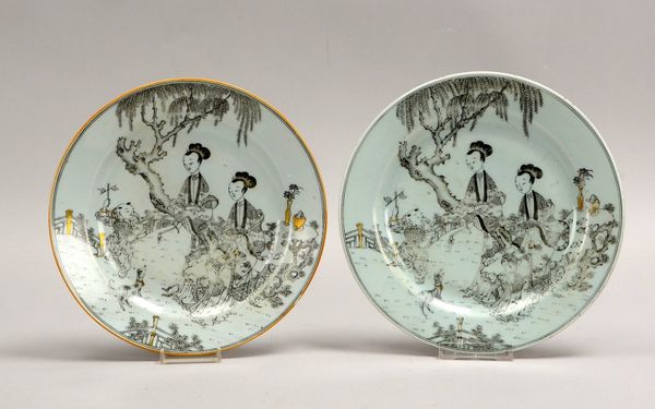 2 Porz.-Teller (China), polychr. Motiv, 'Gartenszene mit Geisha', ungemarkt; Ø 22,5/23 cm