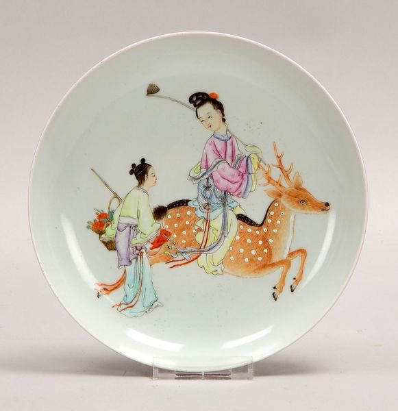 Porzellanteller (China), Spiegel mit polychr. Darst. ('2 Frauen mit Hirsch'); Ø 20 cm